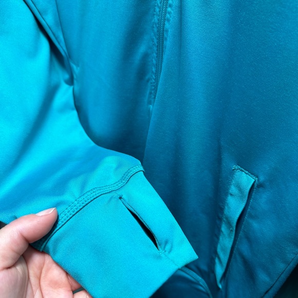 Oakley active wear zip up - Picture 2 of 7